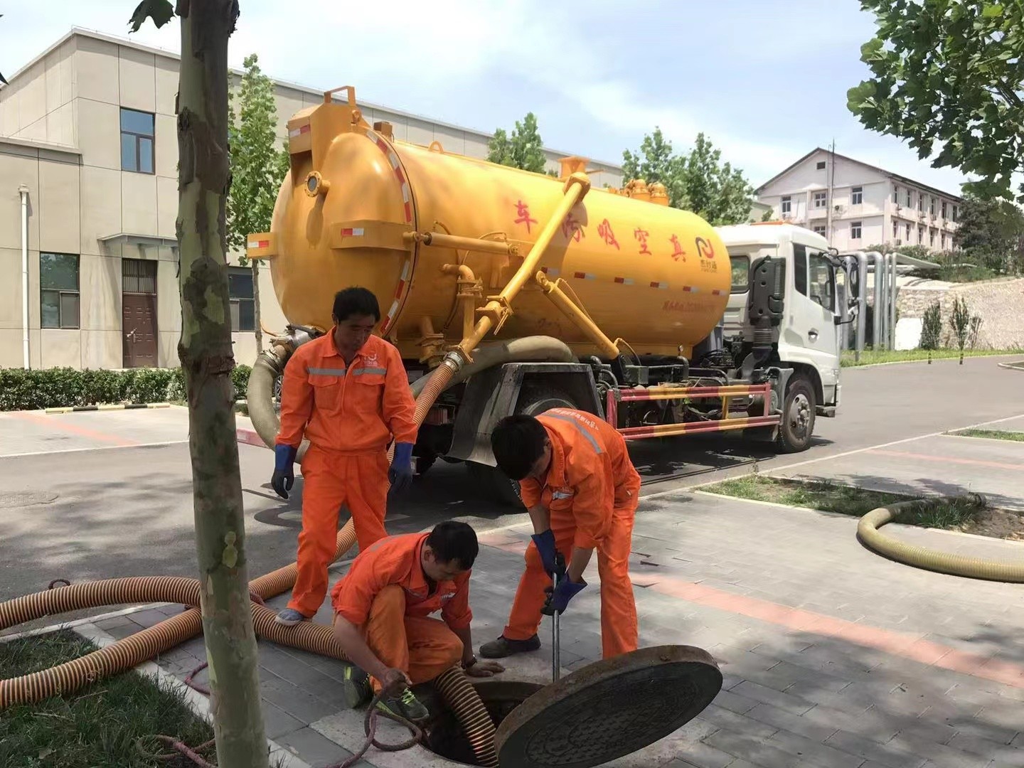 涪城管道疏通车停在窨井附近