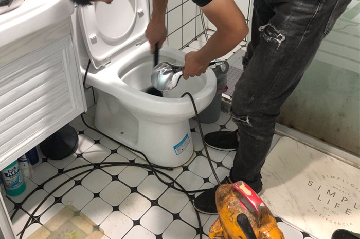 涪城马桶堵塞自己疏通还是找师傅？专业上门服务让你省时更省心