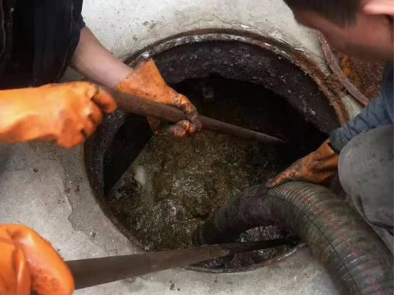 涪城清理化粪池时如何避免沼气的危害？